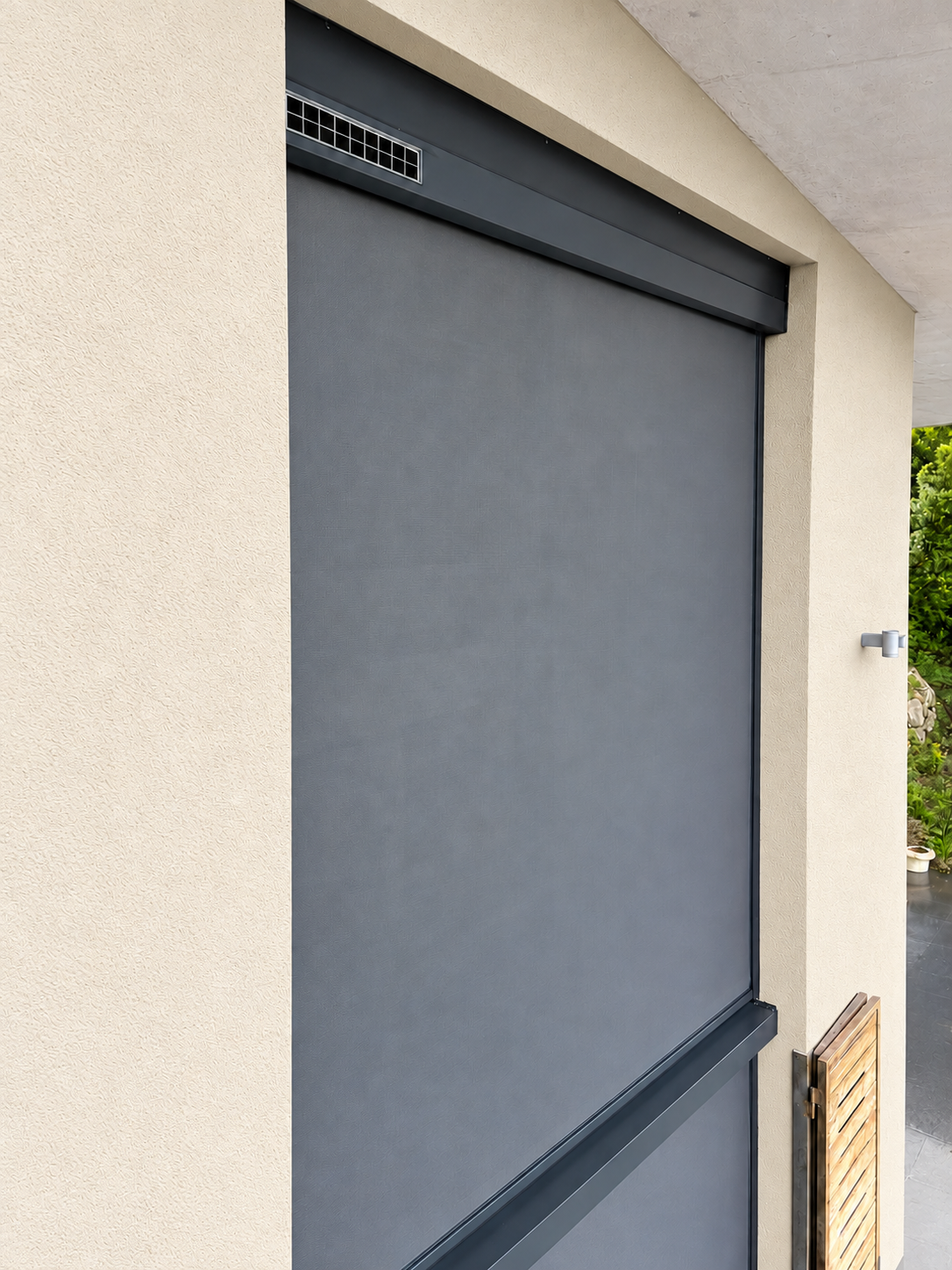 Store ZIP installé devant une grande baie vitrée
