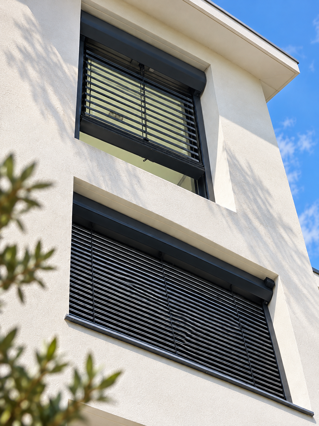 Facade moderne aux volets superposes