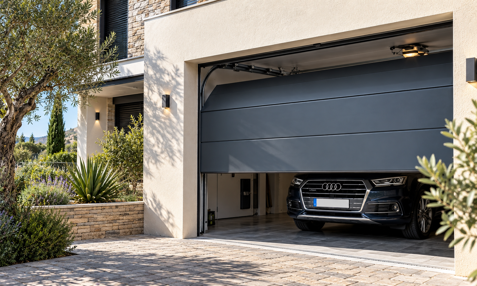 Porte de garage sur une villa méditerranéenne