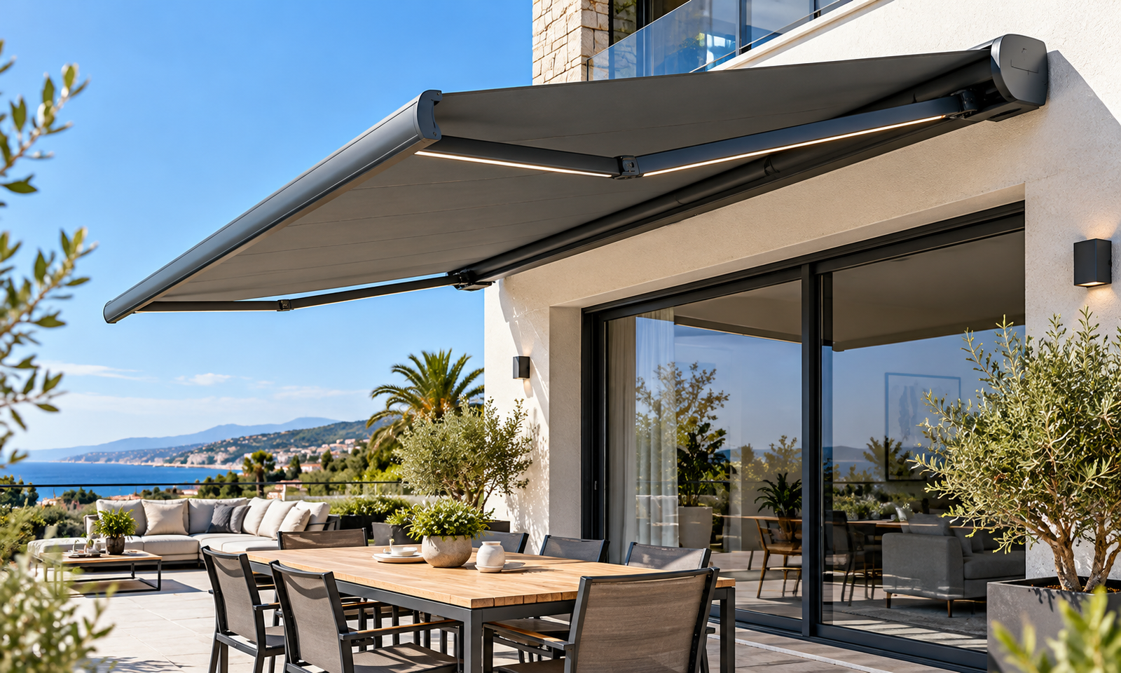 Store banne sur une terrasse méditerranéenne face à la mer