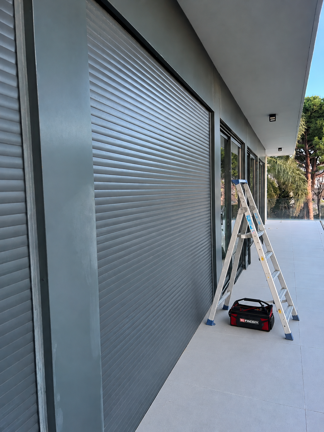 Terrasse moderne avec echelle et boite FACOM